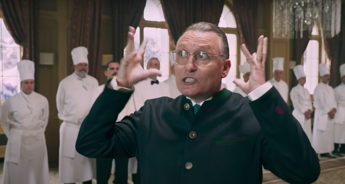 Распорядитель Дворца и его работники. Он умеет вдохновить народ на работу.