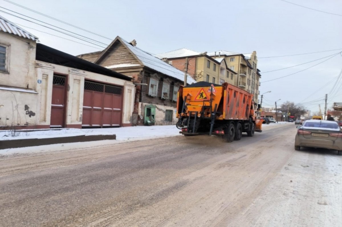    В Астрахани коммунальщики чистят улицы от снега