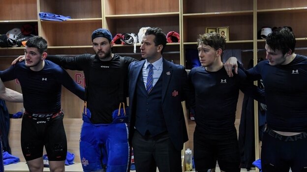    Роман Ротенберг с хоккеистами СКА.ХК СКА