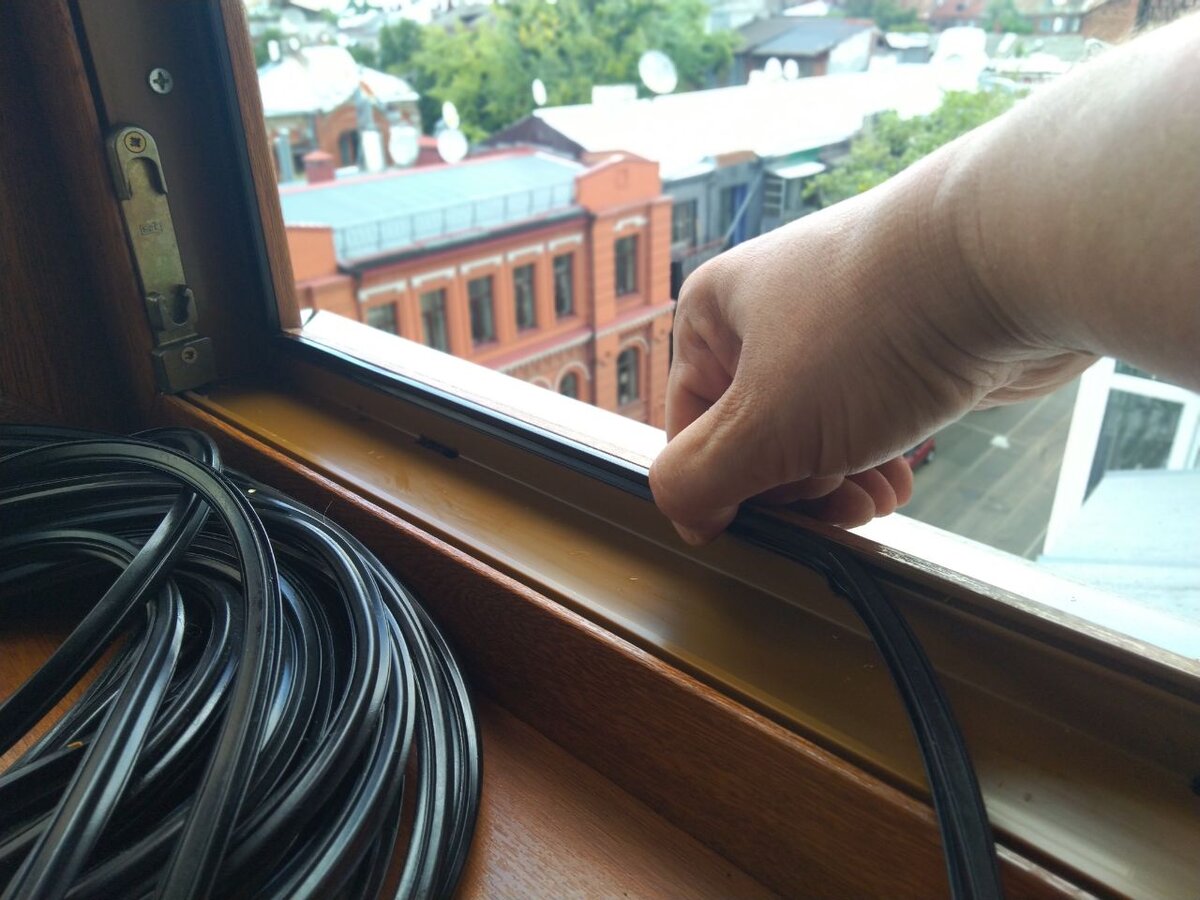 Продувание окон. Дует с пластиковых окон. Резинки для пластиковых окон. Дует из пластикового окна. Регулировка пластиковых окон.