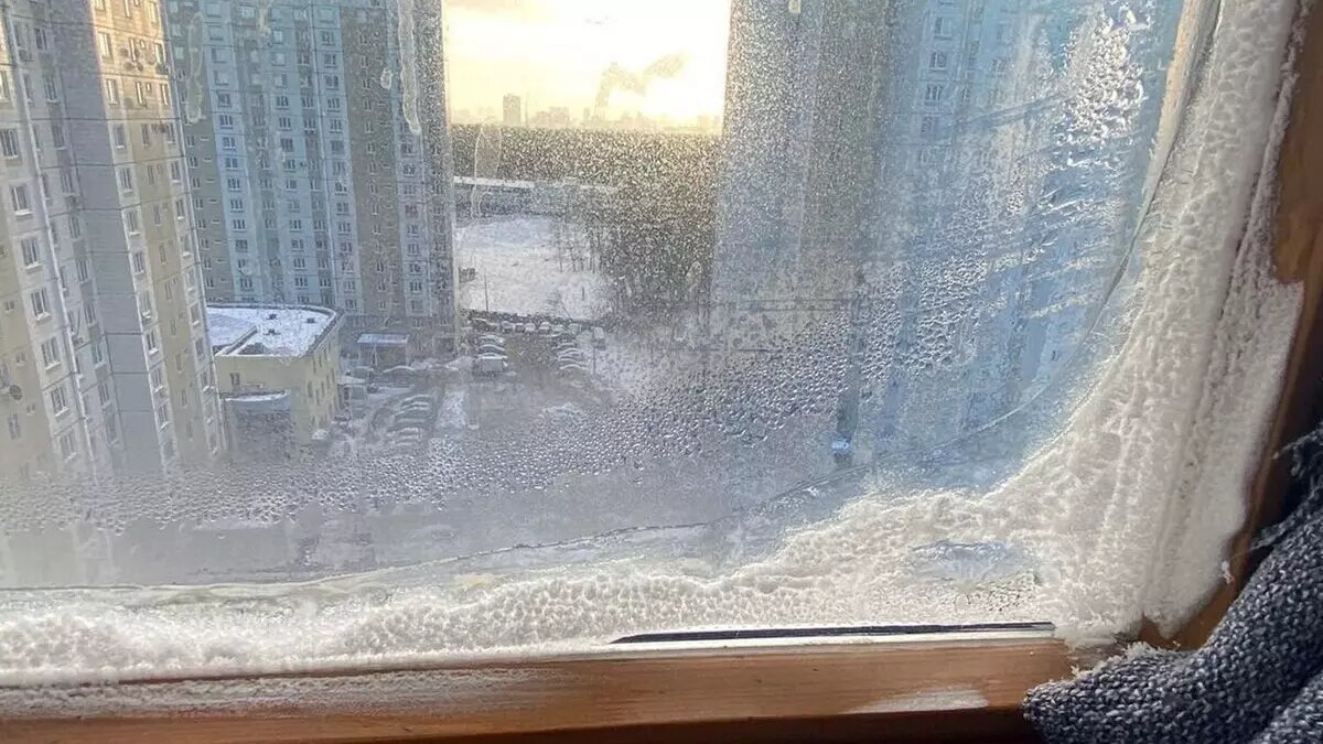     Последствия аварийной остановки отопления в Климовске будут ликвидировать до весны. Однако следом пришло новое сообщение — из Химок. По обе стороны Ленинградки из-за аварии на теплотрассе в домах отключили отопление. Власти обещают все наладить, но ремонт затягивается.