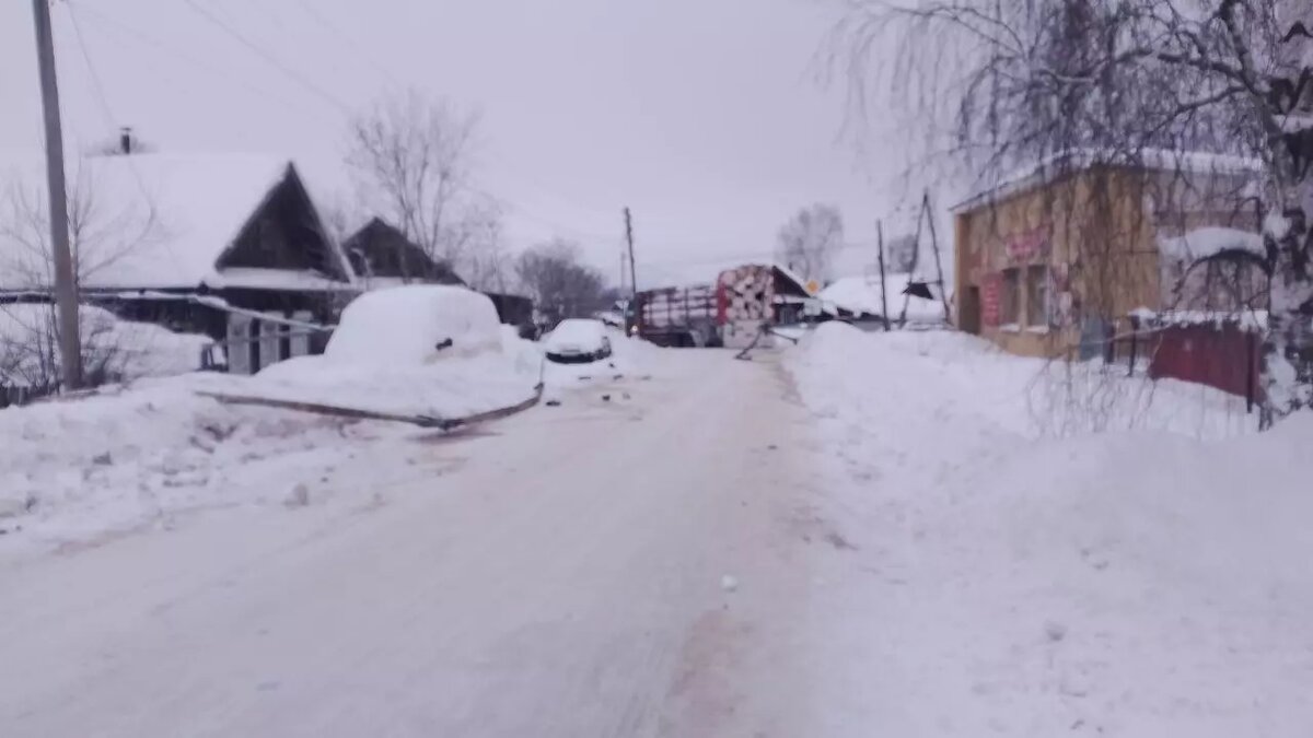     Водитель лесовоза, ставший виновником крупной коммунальной аварии в Балезино, сбежал с места происшествия. Об этом сообщил в своем официальном телеграм-канале председатель правительства Удмуртии Ярослав Семенов.