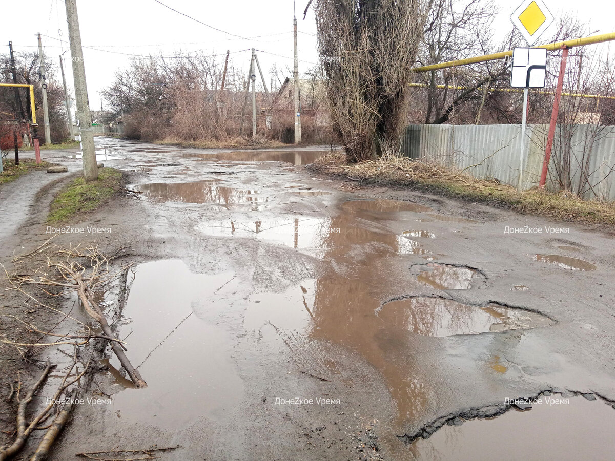 Так выглядят дороги в поселке шахты "Лидиевка" в Кировском районе Донецка