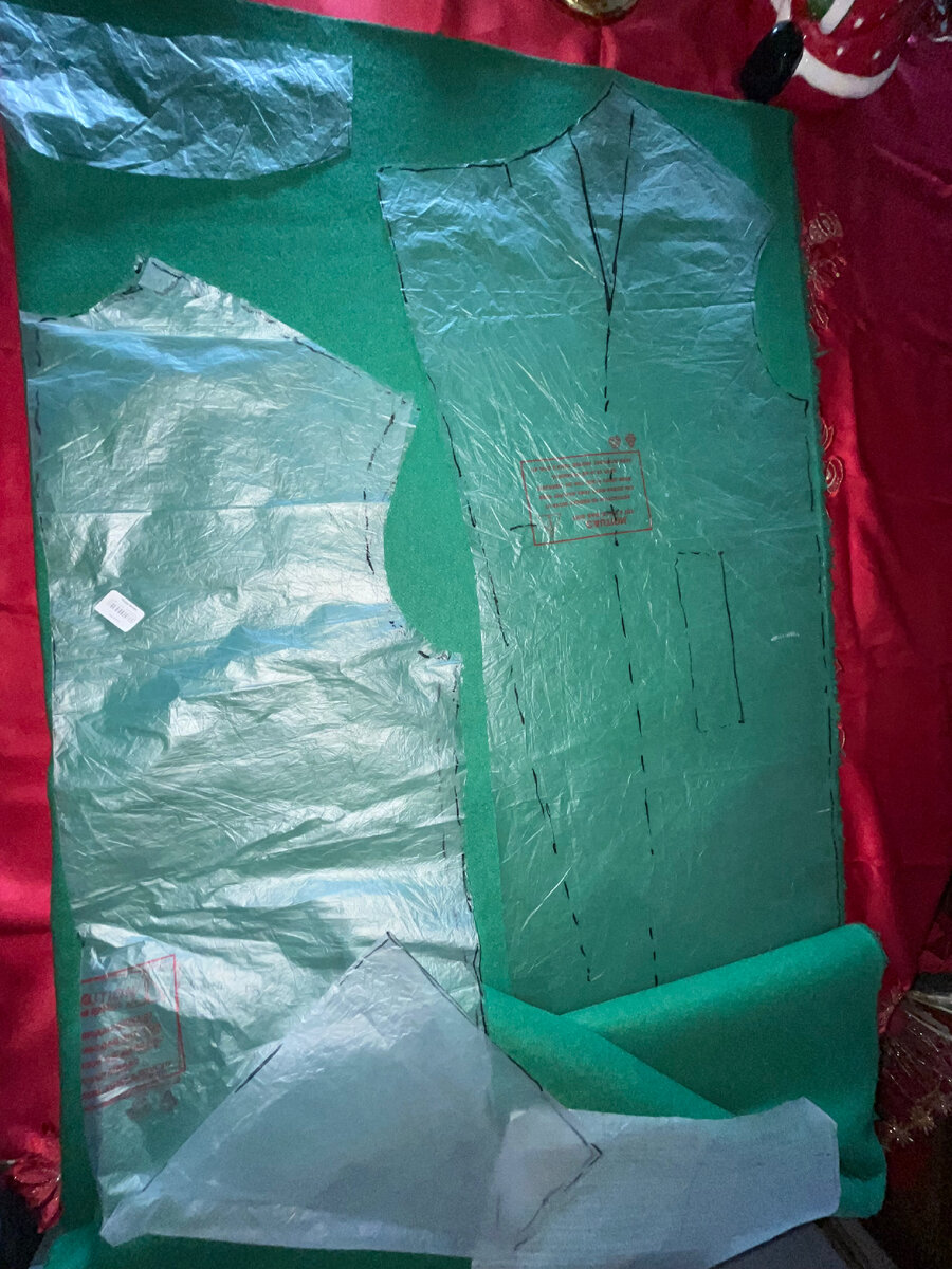 Разложила выкройку пальто . Фото автора.