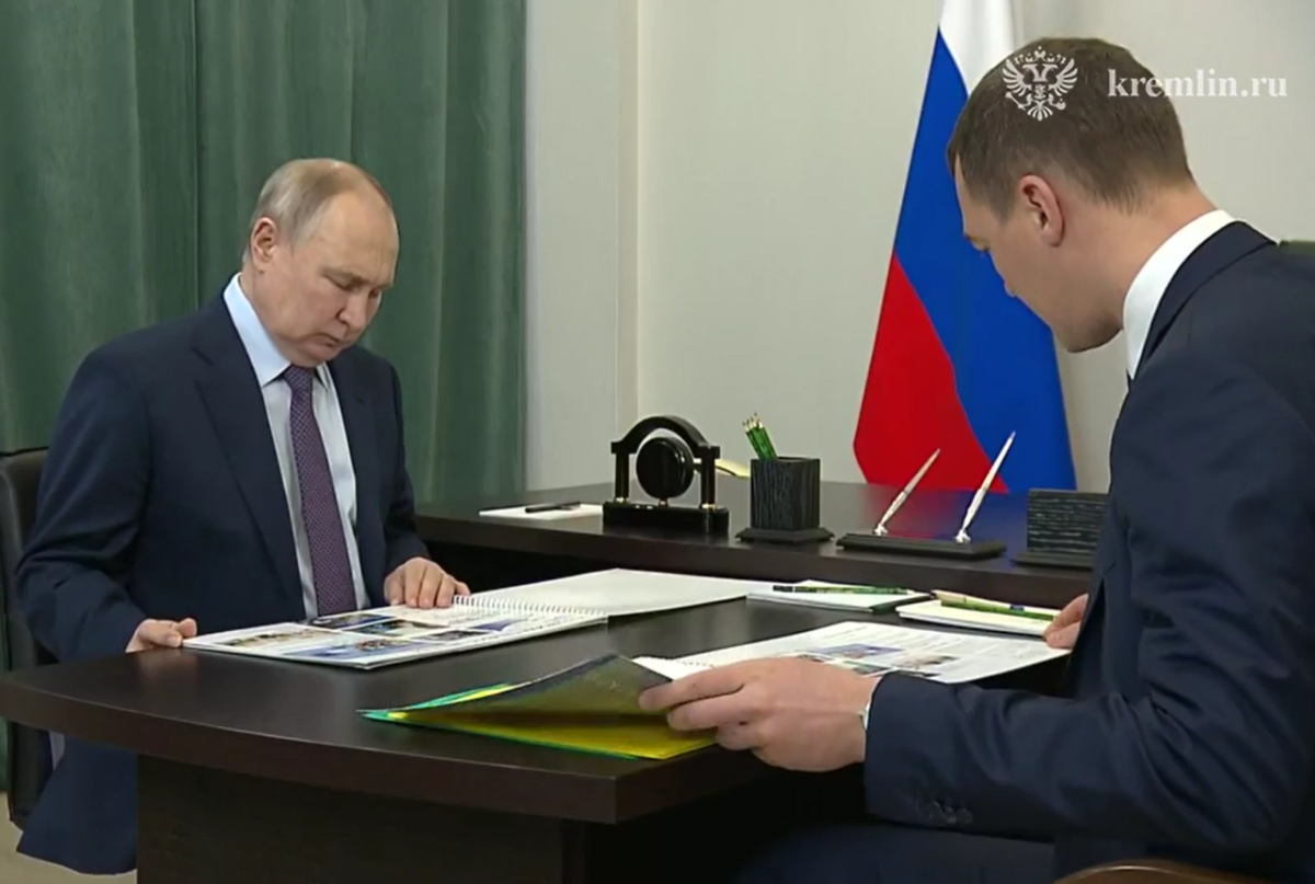    Владимир Путин встретился с главой Хабаровского края Михаилом Дегтярёвым
