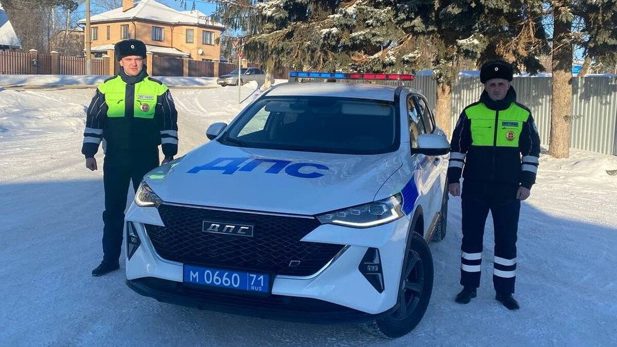 Тульские автоинспекторы помогли замерзающей семье | Вести Тула | Дзен