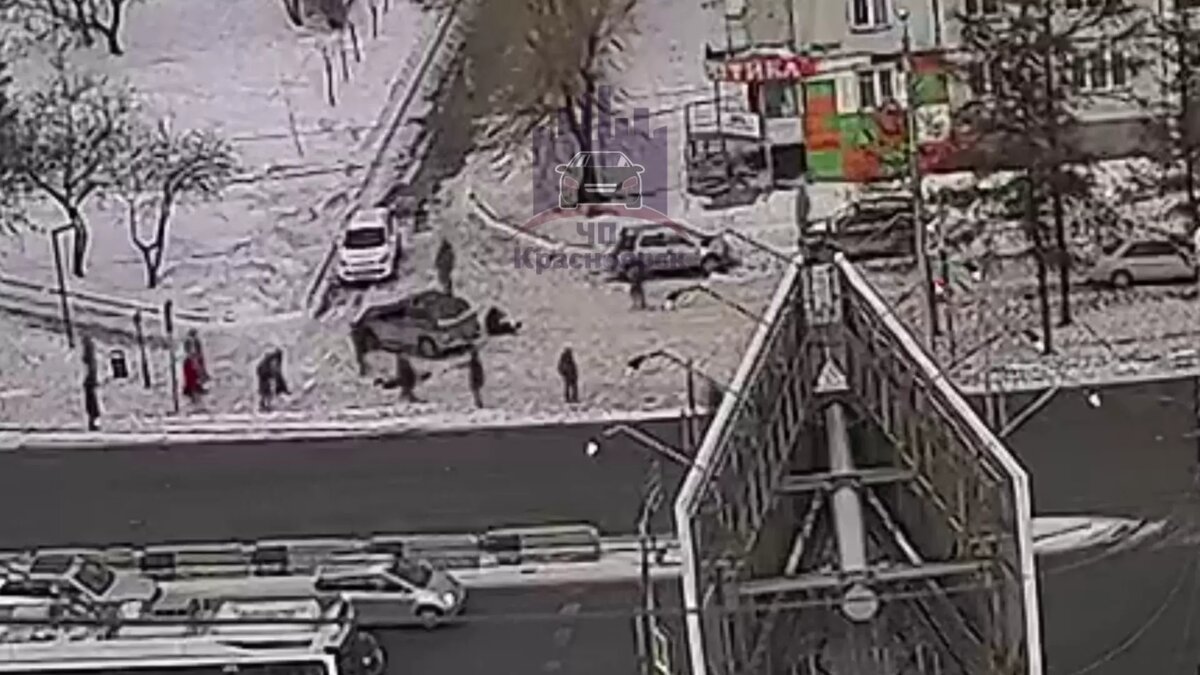 Видео: пьяный тракторист массово громит машины