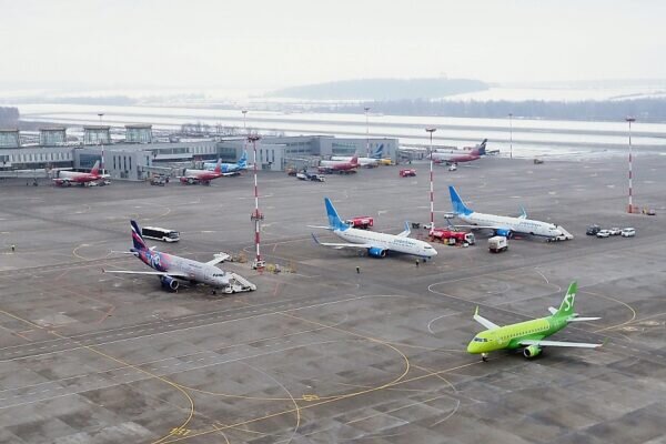 Российские и зарубежные авиакомпании планируют выполнять в 2024 году прямые рейсы из РФ в 40 стран.