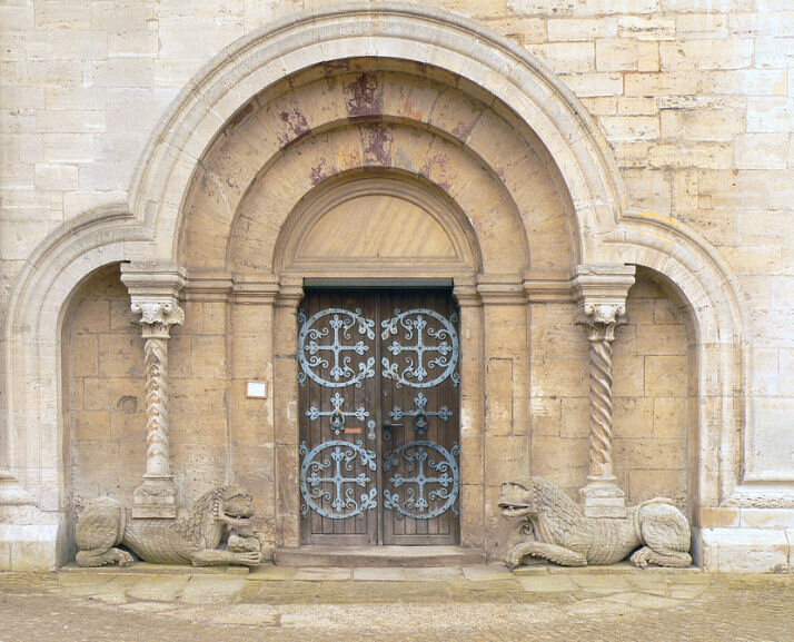 «Львиный портал» монастырской церкви в Кёнигслуттер, Нижняя Саксония