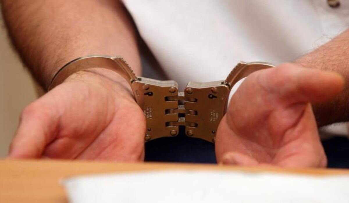     Наручники на руках. Источник: tsargrad.tv Автор фото: THOMAS FREY