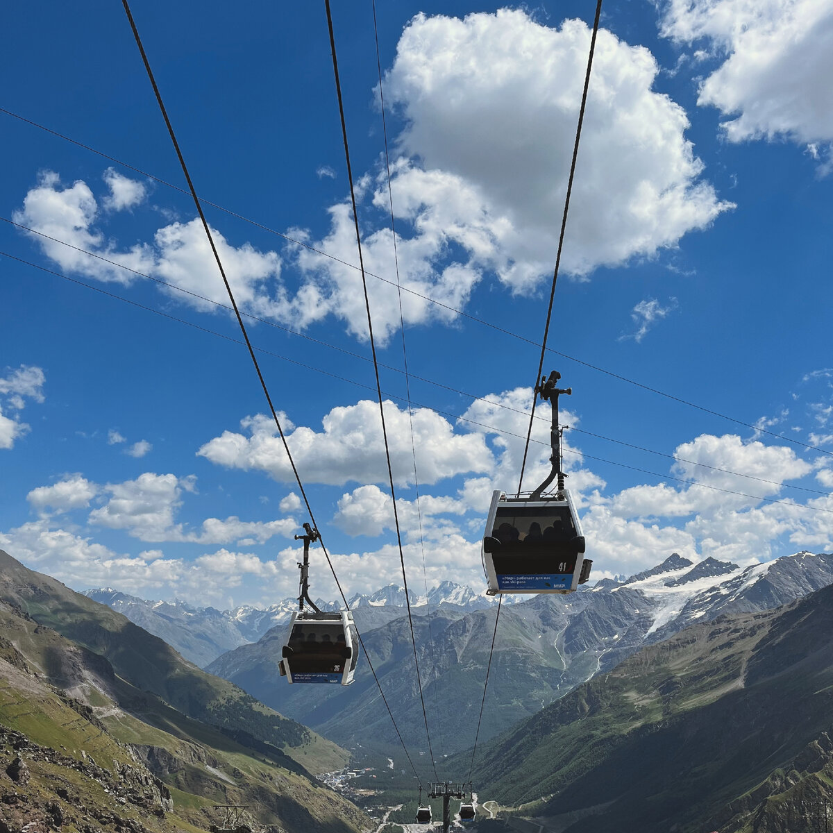 Канатная дорога на Гара-Баши. Удобные закрытые кабинки на 8 человек.