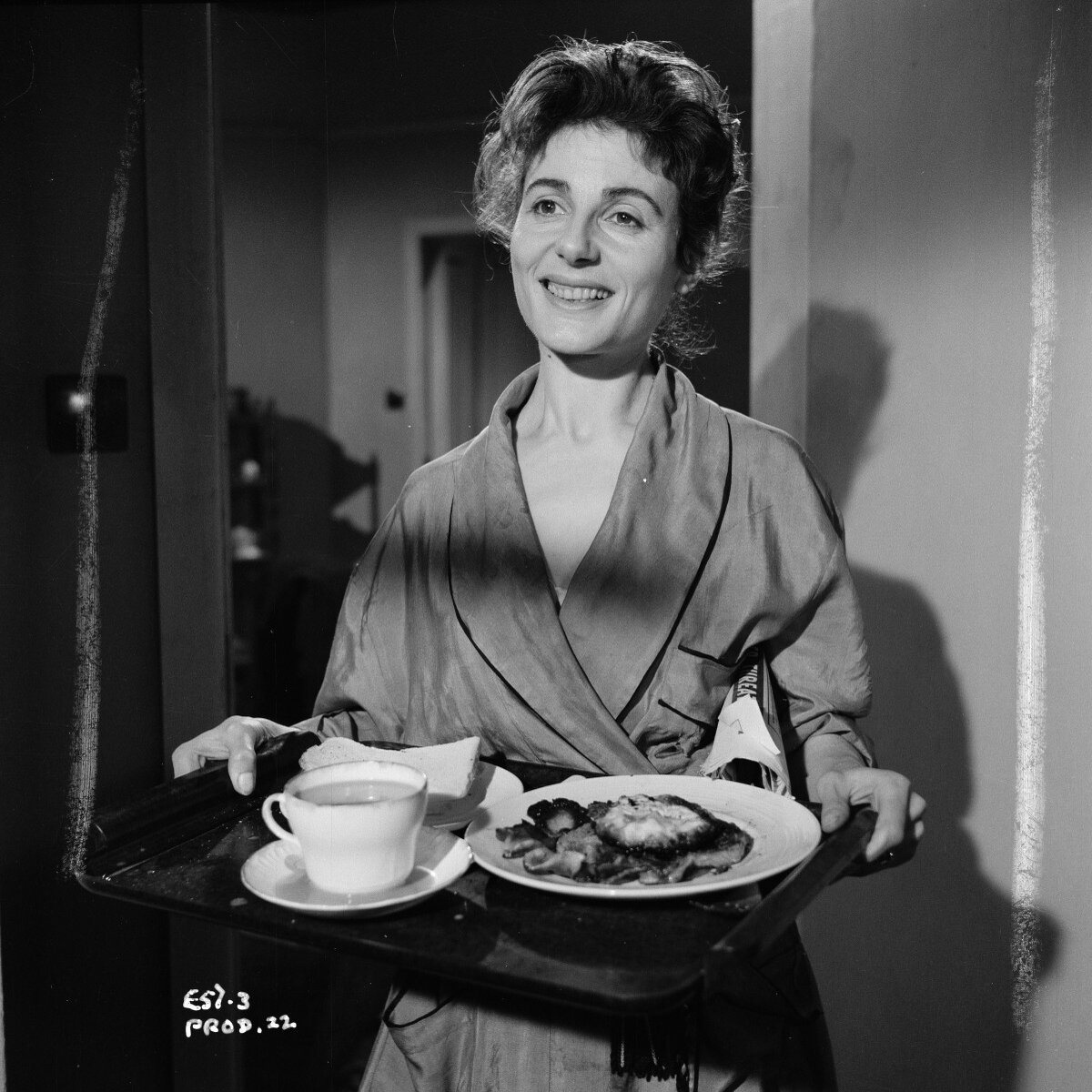 зрелая в халате Женщина в халате (1957) Великобритания - в советском прокате с 1961 года.  Женщина обязана быть хорошей хозяйкой, создавать уют в доме | Зарубежный  кинопрокат в СССР. Советский дубляж | Дзен