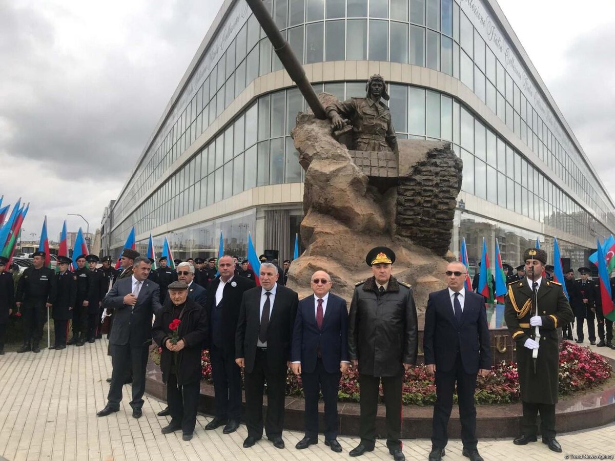 Памятник Альберту Агарунову, горскому еврею, павшему на Первой Карабахской войне