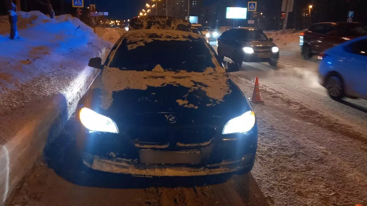     В Ижевске водитель дорогой иномарки сбил пожилую женщину, которая шла по «зебре» на разрешающий сигнал светофора. За прошлый год мужчину уже более 50 раз наказывали за нарушения ПДД.