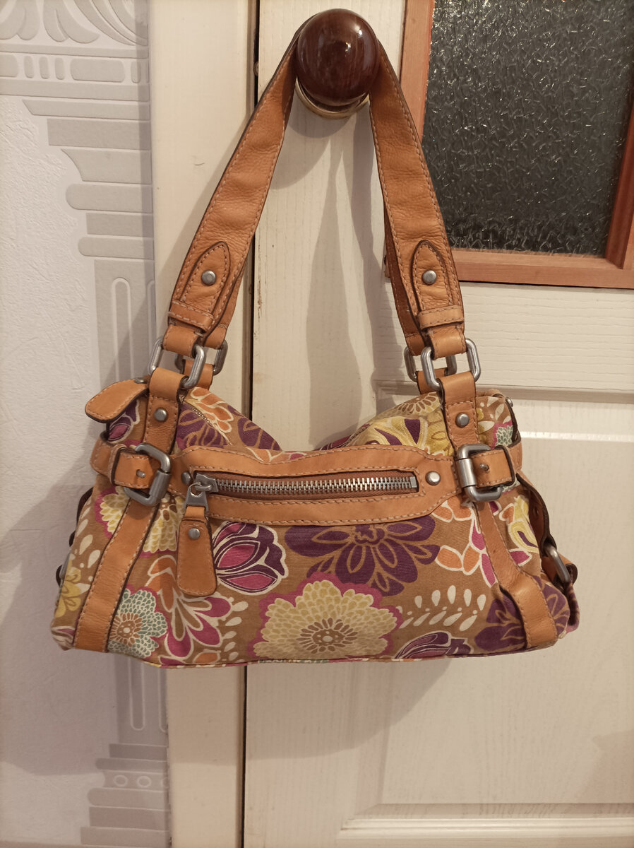 Приятный цвет, цветочный принт. 