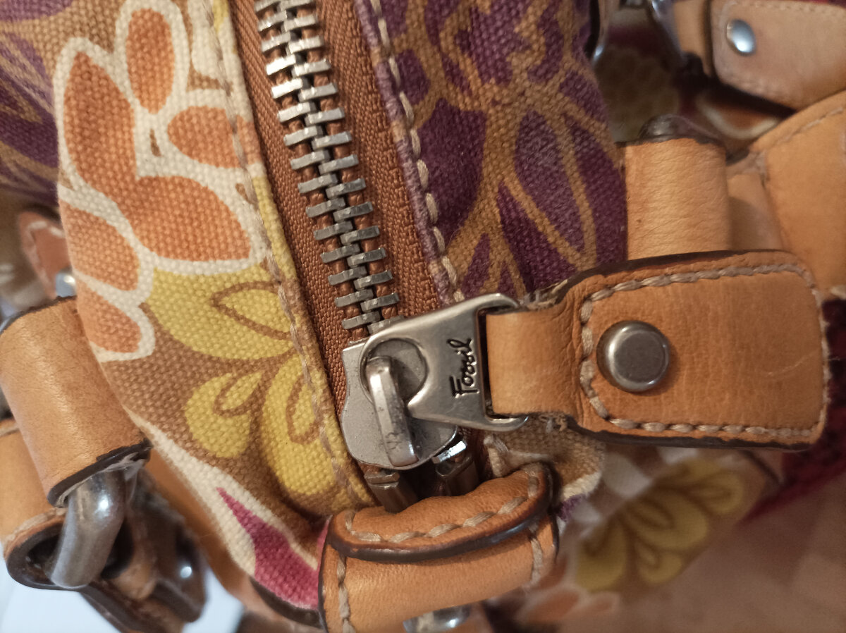 Вся фурнитура брендирована. 