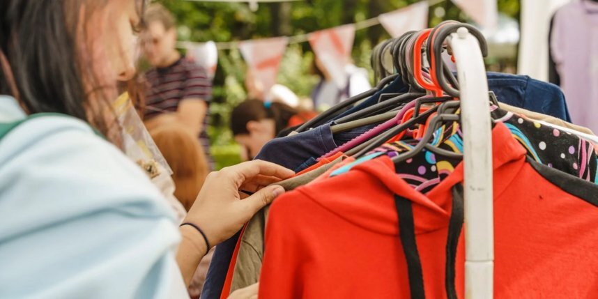    Используя контейнеры «Спасибо!», горожане сдают вещи, после чего мы распределяем их по трём категориям: для нуждающихся, для продажи в магазинах (выручка с продажи идёт в благотворительные фонды) или на переработку.spasiboshop.org