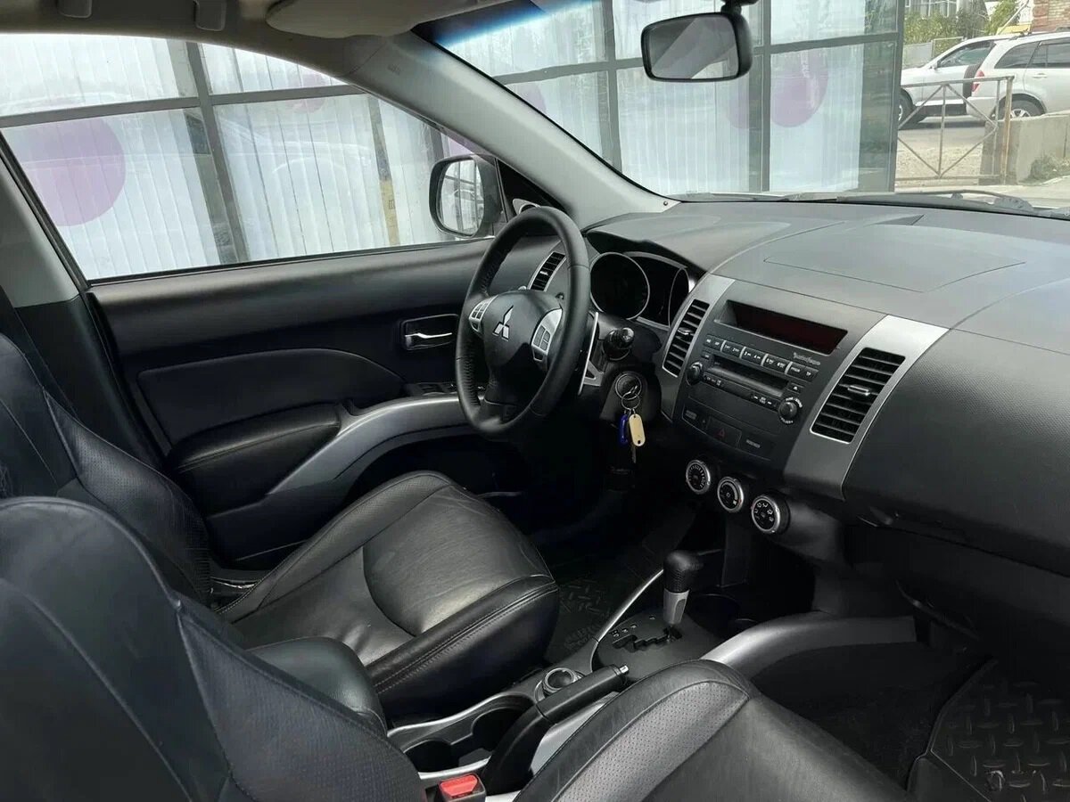 Салон отличается минимализмом в исполнении.