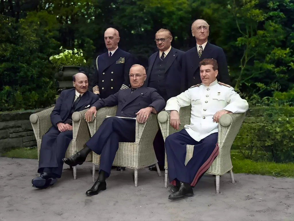 Для президента США ( в центре) сказать правду, значит возвеличить роль СССР в победе