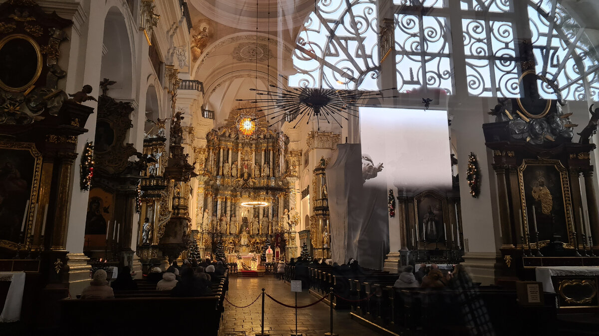 Фарный костел в гродно фото. Гродно костел святого франциска ксаверия. Служба в фарном костеле. Министрант. Расписание католических служб.