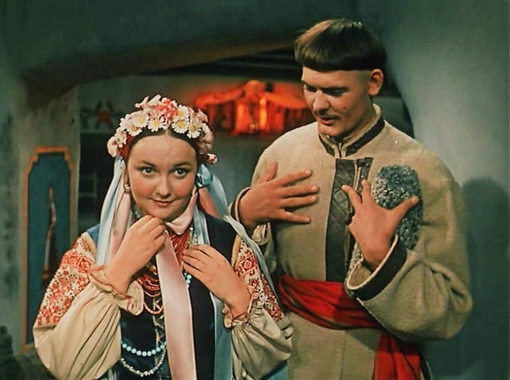 «Вечера на хуторе близ Диканьки» считаются первой книгой Николая Васильевича Гоголя. Правда, этот факт далёк от истины.