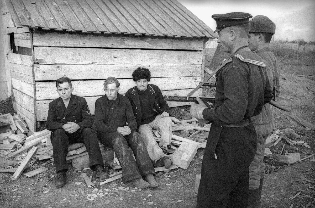 После освобождения из плена. Пленные советские солдаты 1941. Советские военнопленные 1944. Пленные немецкие солдаты 1944. Пленные финские солдаты 1944.