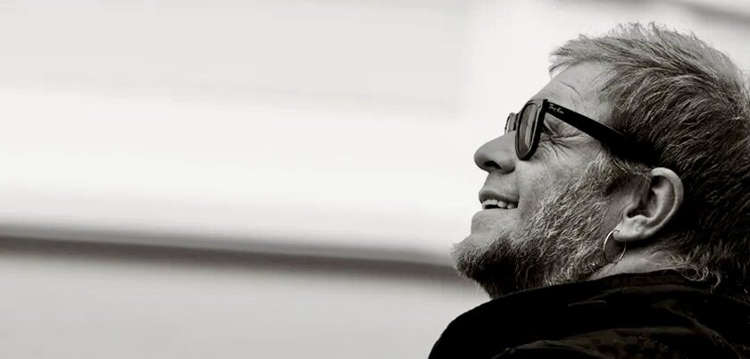 душевные встречи. стихи о счастье и радости. какое счастье просто жить. человек идет по дороге. девушка бежит по дороге.