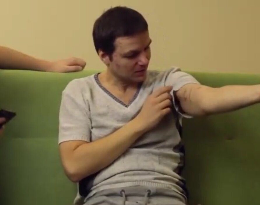 Юрий Корецкий демонстрирует надпись "ALF"