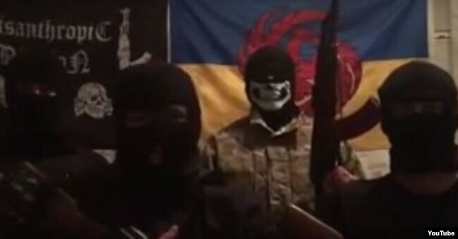 Объявление об убийстве Моторолы на фоне флага Misanthropic Division