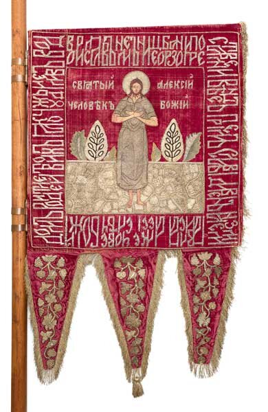 БОГОМАТЕРЬ ТИХВИНСКАЯ. ПРЕПОДОБНЫЙ АЛЕКСИЙ ЧЕЛОВЕК БОЖИЙ. Двусторонняя хоругвь. Вторая треть XVII века (с поновлением XIX века). Москва (?). Бархат, шелк, шелковые, золотные и серебряные нити, синель, перламутр, фольга, блестки, бахрома, кисти; шитье, низание, аппликация. 101 × 58 × 1,2 см (с кистями).  Собрание Музея имени Андрея Рублева