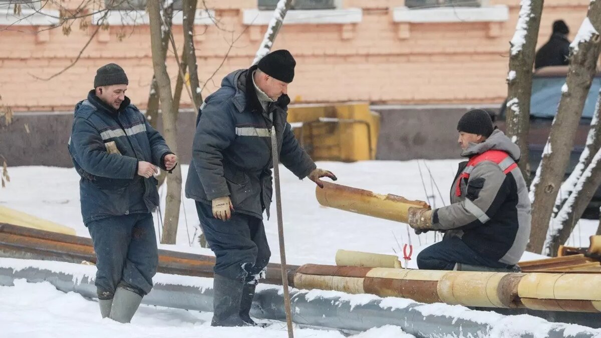     Коллапс ЖКХ накрыл Россию от Москвы до Дальнего Востока. Сообщения о коммунальных авариях приходят сегодня не только из Московской области, но и из других регионов. Вместе с тем, президент говорит о миллиардах, вложенных в ЖКХ. Куда уходят эти деньги?