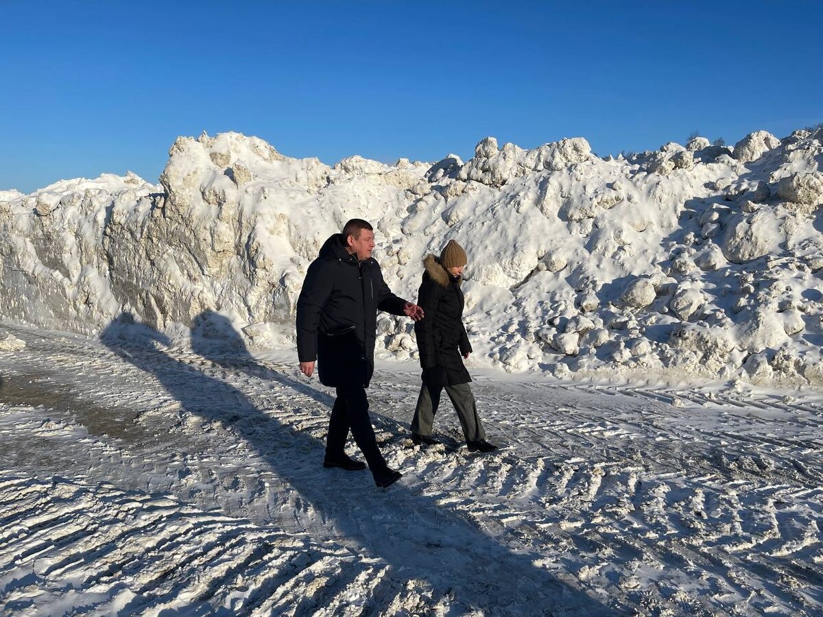 Мэр Челябинска Наталья Котова инспектирует городскую снегосвалку.
