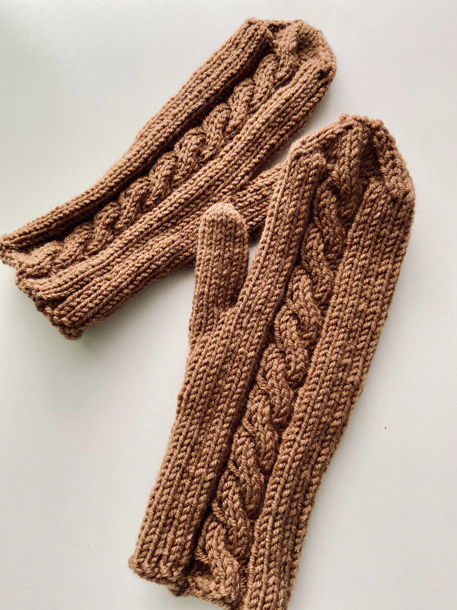 Варежки спицами узором "косичка"