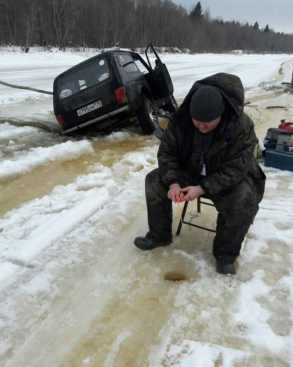 Негр на зимней рыбалке