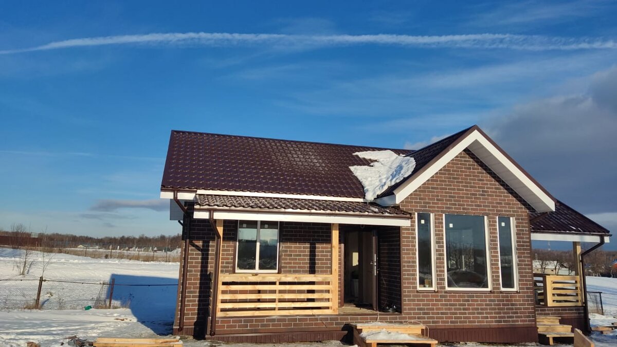 Компактный каркасник с летней террасой в деревне Питикасы для небольшой семьи из 3х человек. 