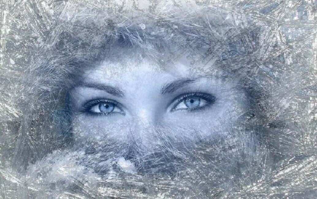 Сугроб с глазами. Зимний портрет. Женщина в метель. Иней на лице. Ледяной взгляд.