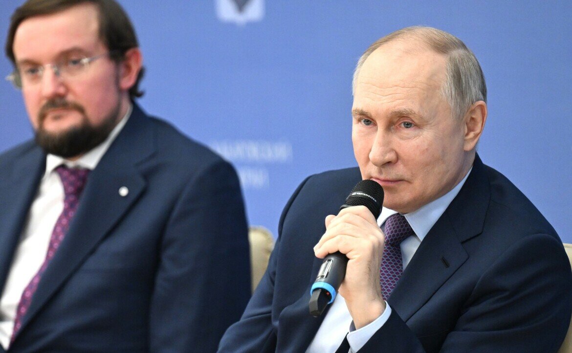 ​Владимир Путин: «Значительные действия ЦБ и правительства направлены на то, чтобы подавлять инфляцию, выйдем на целевые показатели, лучше будет». Фото: kremlin.ru