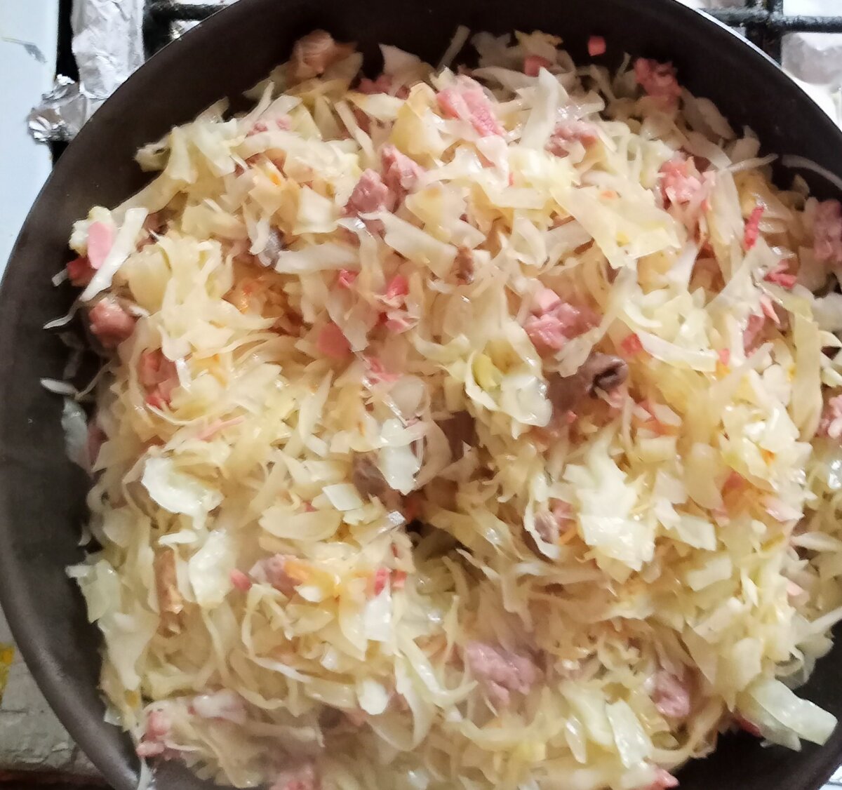 Начало готовки, капуста+колбаса+вешенка