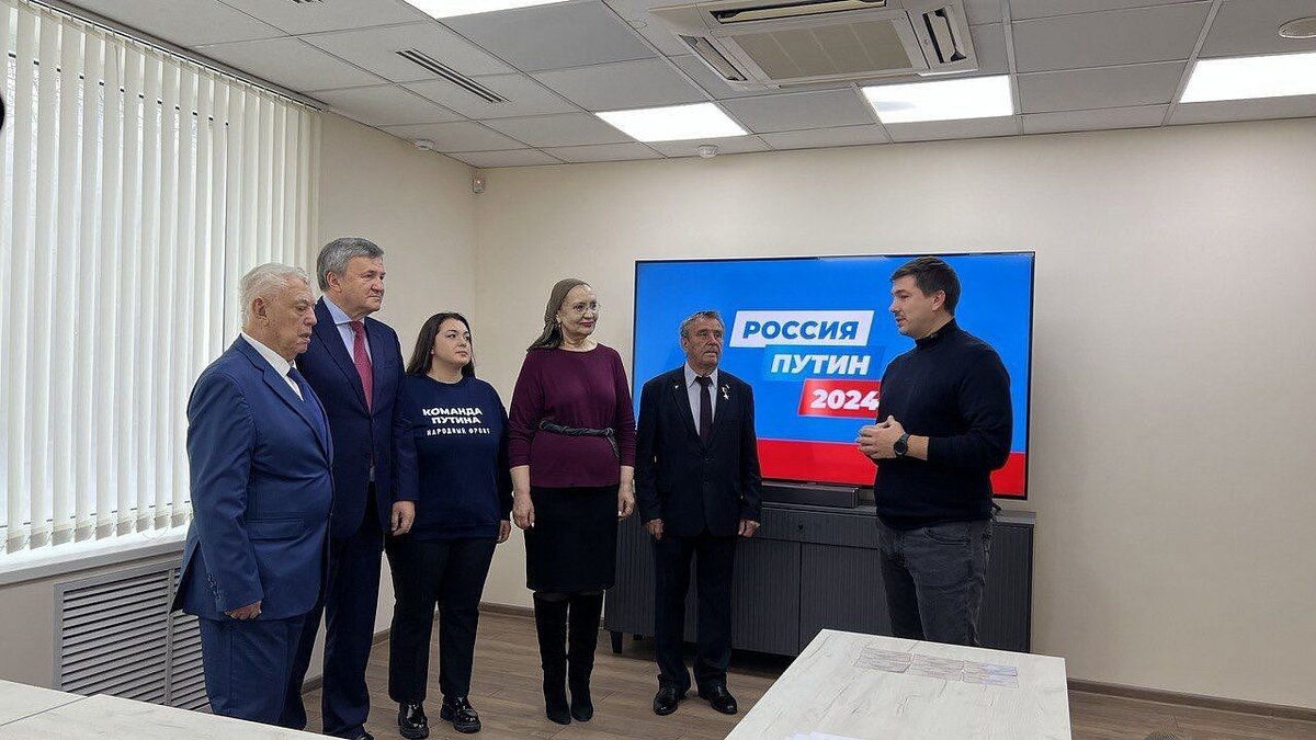    В Краснодаре доверенным лицам Путина на грядущих выборах вручили удостоверения.