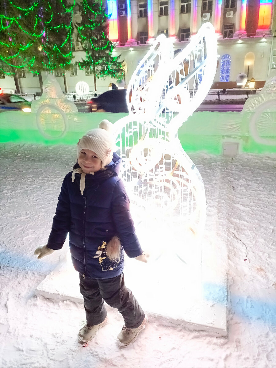 дочка с удовольствием позирует ))