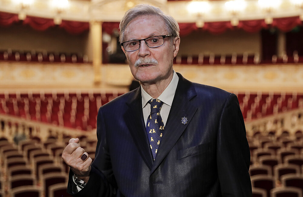     Народный артист СССР, художественный руководитель Малого театра Юрий Соломин скончался на 89-м году жизни. Последние два месяца артист провел в больнице, но умер дома, с ним была его внучка. Юрий Соломин — актер и режиссер театра и кино, с 1988 года — художественный руководитель Малого театра, театральный педагог. На его счету более 50 ролей в театре из современного и классического репертуара. Но ролью, с которой Юрий Соломин вошел в историю мирового кинематографа, стала роль русского путешественника, этнографа, писателя Владимира Арсеньева в фильме «Дерсу Узала» Акиры Куросавы. Другой его знаменитой ролью стала роль царя Федора в знаменитом спектакле «Царь Федор Иоаннович», которую он играл почти 30 лет. В 2000 году за роль Фамусова в спектакле «Горе от ума» он был удостоен Государственной премии. В 2001-м в его честь назвали планету.    
 Фото: Михаил Метцель/ТАСС