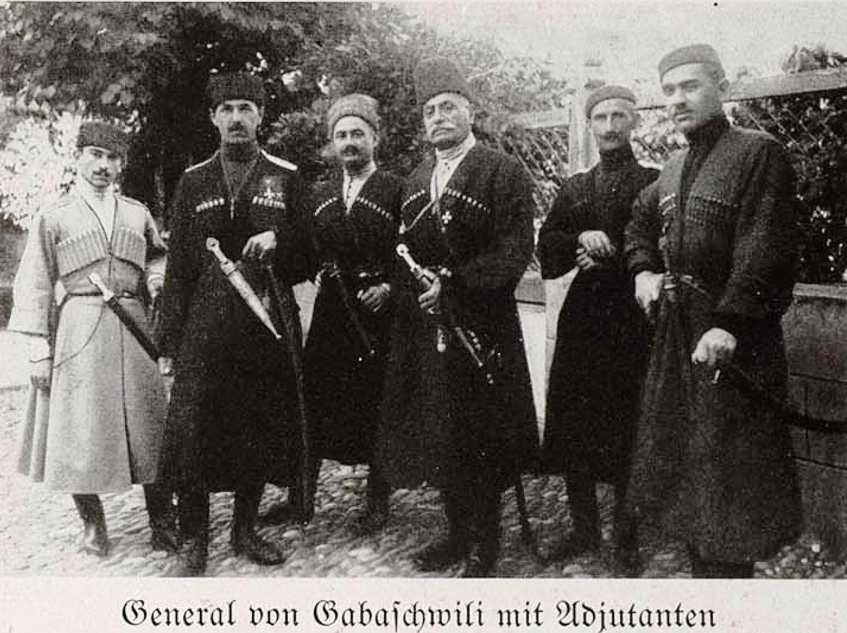 Генерал-лейтенант В.Габаев (Габашвили) со своими адъютантами