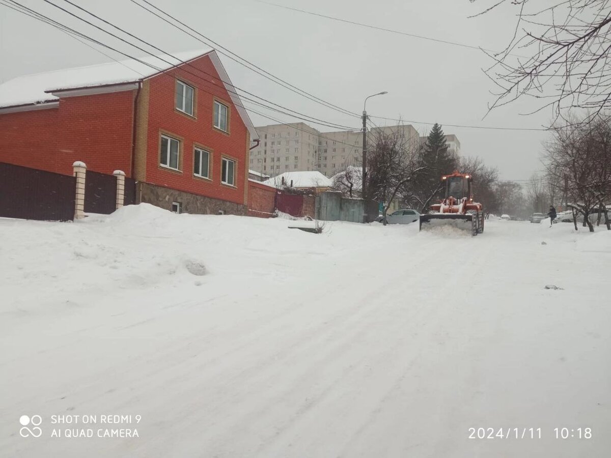    11 января ряд улиц Курска расчищают от снега
