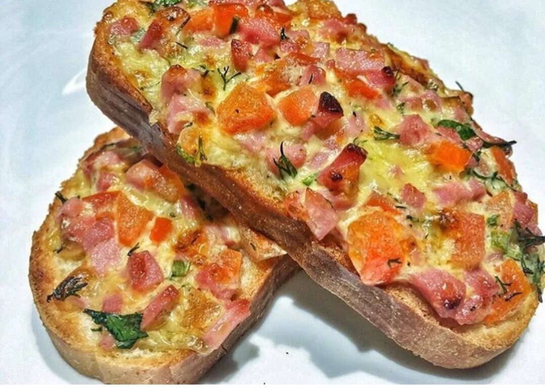 Горячие бутерброды на батоне. Горячий бутерброд колбаса огурец. Горячий бутерброд колбаса огурец. Горячий бутерброд колбаса огурец. Бутерброды с колбасой перцем сыром.