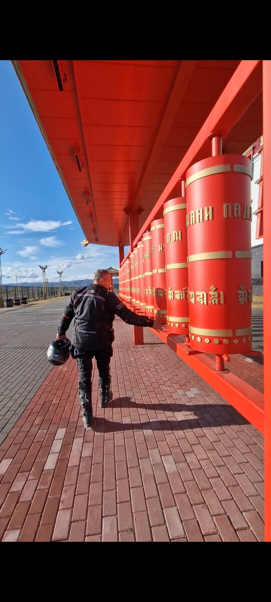 Поклоняюсь чужим богам)))