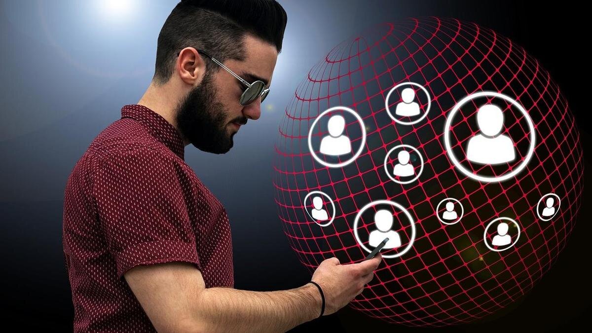    Парень с мобильным телефоном:Pixabay