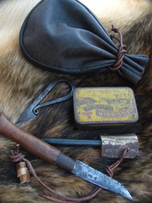 Винтажный набор для разведения костра.