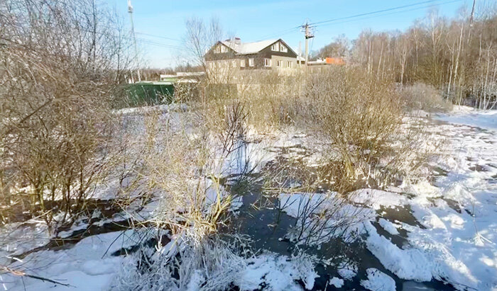 Умение рапортоватьЕрмолинские очистные — большой объект. И реконструкция там масштабная. Так, может, в Боровском районе Калугаоблводоканал хорошо себя зарекомендовал на ремонте хотя бы небольшого оборудования?
И хотелось бы так сказать, но вот, к примеру, жители Кабицыно почти два месяца страдают из-за неработающей КНС. В ноябре там сломался насос. Фекалии полились в пруд, где местный предприниматель разводил рыбу — она, понятное дело, погибла. А дальше стоки устремились в Протву. Вскоре Калугаоблводоканал отчитался: насос заменен, проблема решена. Но стоки продолжали течь, как ни в чем не бывало. Пришлось признать, что и этот насос не работает. Срок на исправление взяли неделю. Потом еще одну. И еще. И всякий раз отчет о выполненных работах прилагали. Вот и в областном минстрое в последних числах декабря тоже отчитались: «Специалисты водоканала вчера установили насос и запустили станцию». Но фекалии в реку текут до сих пор… Обещают решить проблему буквально на днях…
Или вот балабановский «Городок». Там больше недели течет канализация. Нечистоты стоят в подвалах. В Калугаоблводоканале обещают доставить каналопромывочную машину, которая прочистит всю линию и коллектор. Но пока ее нет.
Почти две недели ждали каналопромывочную машину и в Боровске. Там нечистоты с конца прошлого года текли прямо по улице Мира — опять же в Протву. Справились с бедой только 10 января.