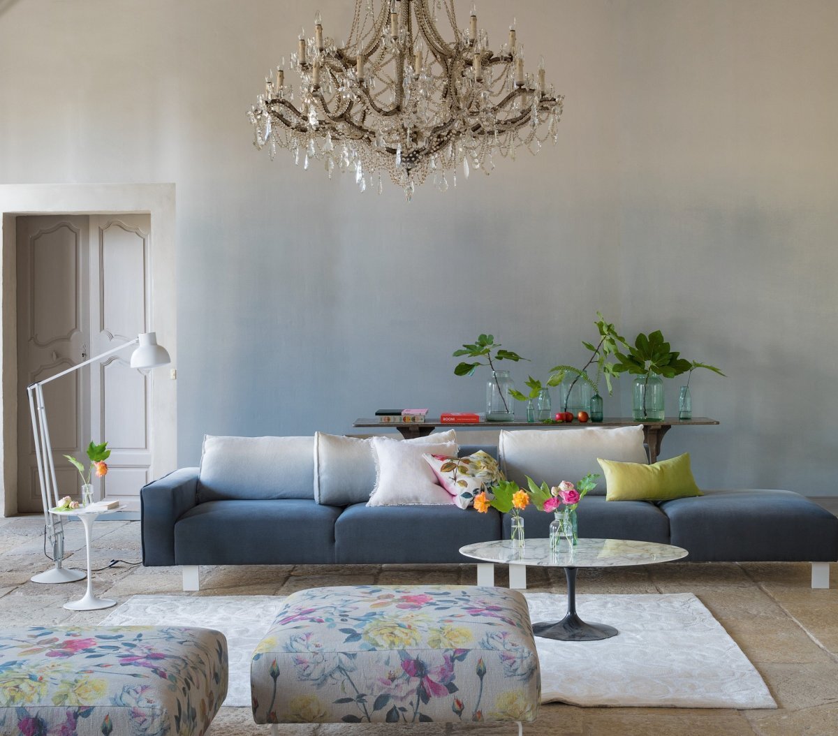 Спокойные оттенки всегда можно разбавить предметами интерьера и текстилем. 