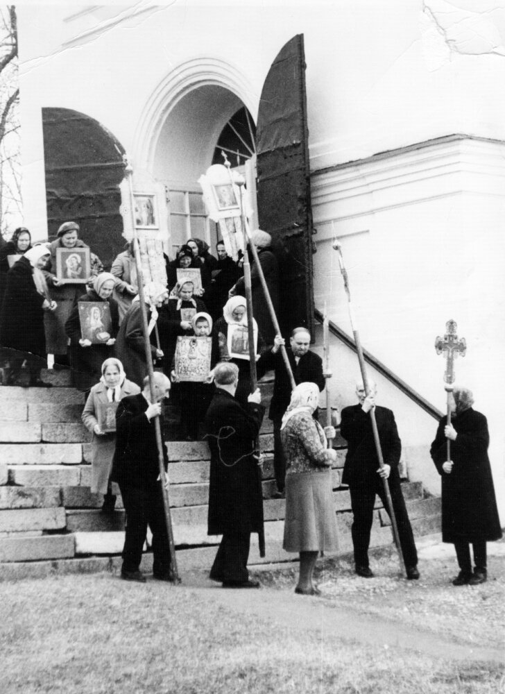 Крестный ход в Богоявленском соборе Вышнего Волочка. 1980 е гг. Ф. из архива Дениса Ивлева, matveevo.prihod.ru